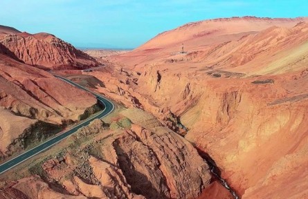 新疆鄯善：俯瞰吐峪溝大峽谷