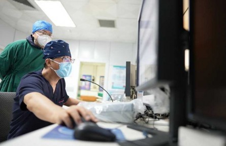 國產機器人首次輔助完成冠心病介入手術