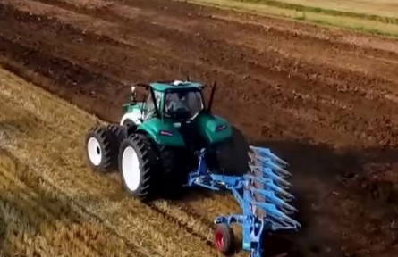 國(guó)家“十三五”科技創(chuàng)新成就展 打破國(guó)外壟斷 國(guó)產(chǎn)重型大馬力拖拉機(jī)亮相