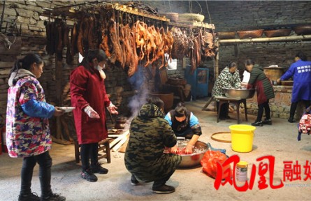 湖南湘西鳳凰：苗家山寨臘肉香