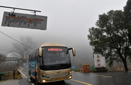 江西南昌：“村村通”公交開進大山深處