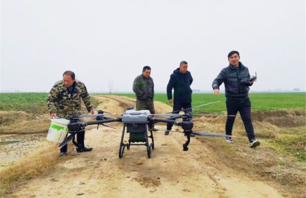 湖北云夢新農(nóng)人開“飛機”干農(nóng)活