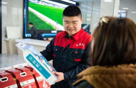 在鄉(xiāng)村和田間，這群年輕“新農(nóng)人”工作很精彩