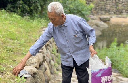 林水根：義務(wù)撿拾垃圾19年 只為當(dāng)好守護(hù)飲用水源的“環(huán)保衛(wèi)士”