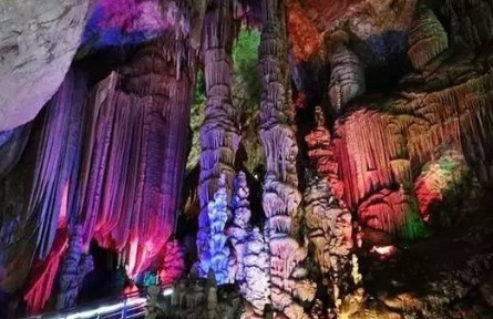 北京房山：石花洞內探奇觀