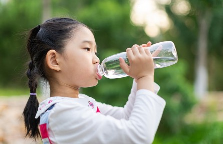 辟謠 | 吃飯時(shí)喝水會(huì)稀釋胃液？有關(guān)孩子喝水的5個(gè)誤區(qū)