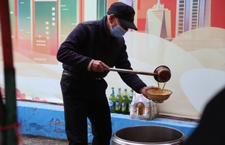 10個菜隨便吃 70歲老人擺攤賣飯7元管飽：不為賺錢，只為讓農民工吃飽