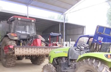 河南焦作：收割機(jī)蓄勢以待、搶修隊(duì)24小時待命 全力以赴保障“三夏”生產(chǎn)