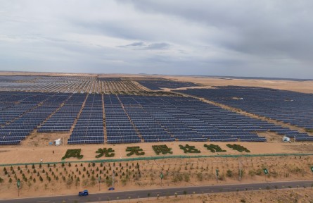 庫布其沙漠的“既要又要還要”：綠化固沙、光伏發(fā)電、沙漠旅游