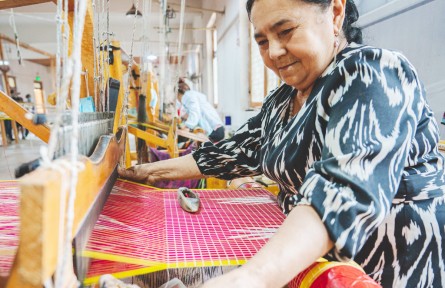 帶動(dòng)近萬人就業(yè)！新疆三個(gè)非遺工坊打造鄉(xiāng)村振興“新樣本”