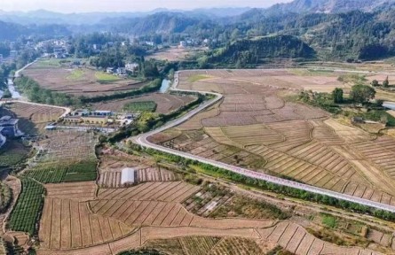 湖北來鳳：敢叫僻壤變“金窩”