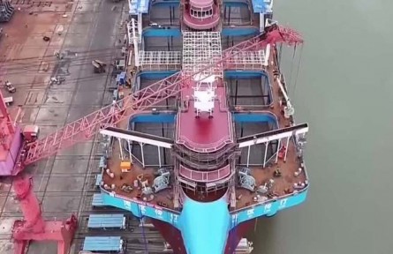 我國自主研發(fā)的自航式養(yǎng)殖工船在廣東江門下水