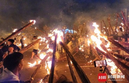 2025年涼山彝族火把節(jié)開幕 24.5萬人“執(zhí)火”狂歡