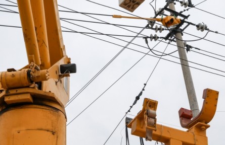 河南輝縣：帶電作業(yè)消缺 護(hù)航秋糧歸倉(cāng)